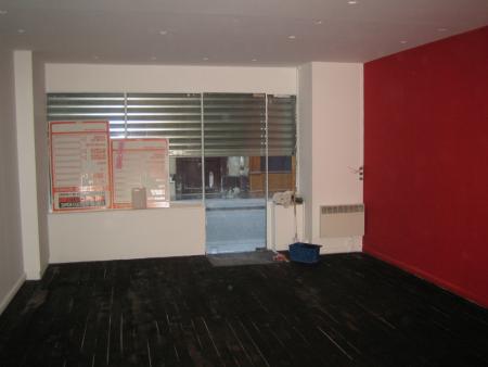 la suite avec la première couche de peinture et un sol loin d'etre terminé...